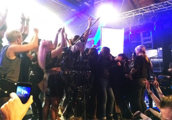IAMX in Berlin - Fans umlagern Chris Corner auf der Bühne