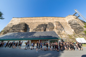 VNV Nation Fans am Einlass zur Festung - VNV Nation 2019