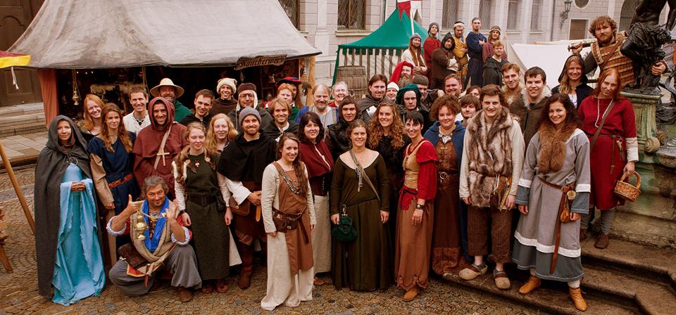 Foto vom Dreh – "Mara und der Feuerbringer" – Die "Lindwurmopfer" vom Brunnenhof Mit dabei – Viele HobbitCon Besucher © Mara und der Feuerbringer/ Richard Föhr