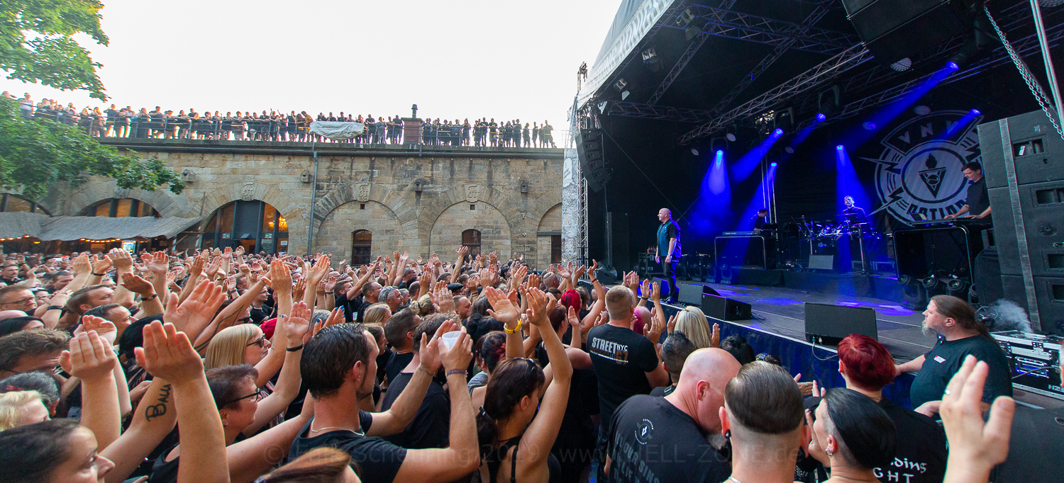 VNV Nation gefeiert auf der Festung Königstein - Foto: Falk Scheuring